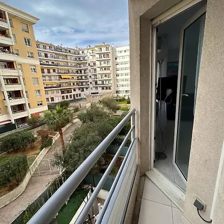 Magnifique Au Bord De *